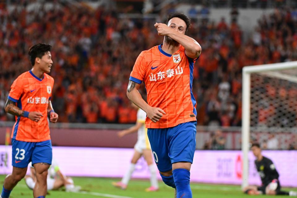 移动娱乐-泰山6战不败！5战申花不胜，卡扎戴帽王大雷送点，延续3魔咒