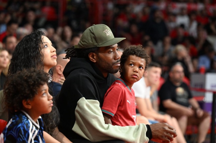 视讯游戏-好兄弟!伦纳德一家现身希腊观看希篮甲总决赛 支持好友约瑟夫